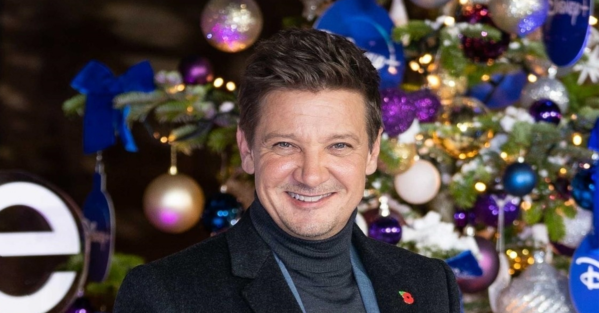 Гематомы на лице, кислородная маска: Джереми Реннер записал ролик после инцидента со снегоуборщиком