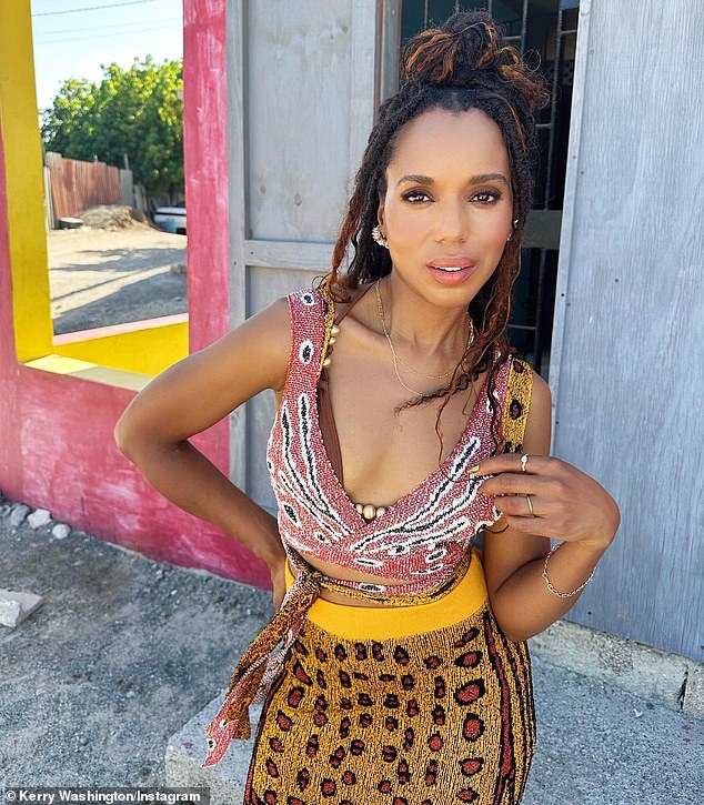 Поделившись фотографиями в Instagram, 46-летняя девушка позировала перед рестораном, одетая в коричневый топ от бикини, который был едва виден из-под тканой рубашки с глубоким вырезом.