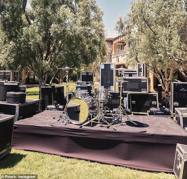 Rockin': На вечеринке также не было недостатка в барабанах, чтобы напомнить всем, что Баркер — барабанщик известной рок-группы.