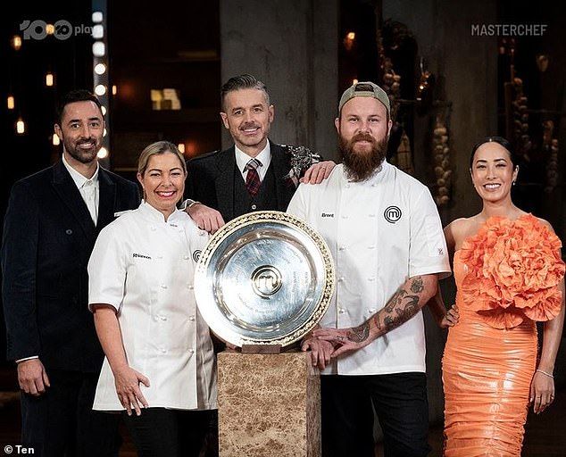 Брент Дрейпер был коронован победителем сезона MasterChef Australia 2023 года в эмоциональном финальном эпизоде в воскресенье вечером. Но кажется, что победа Брента оставила горький привкус во рту у зрителей, и многие остались грязными из-за того, что участник соревнований Деклан Клири не забрал домой трофей. На фото Брент с Рианнон Андерсон, занявшей второе место в центре, вместе с судьями Энди Алленом, Джоком Зонфрилло и Мелиссой Леонг.