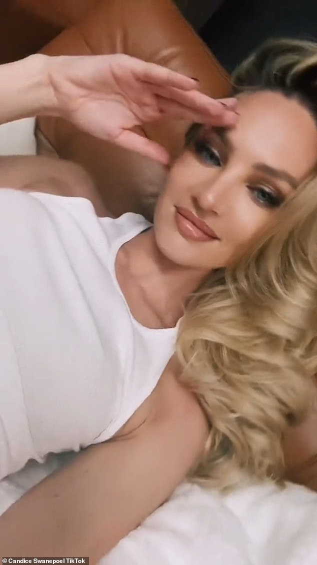 Знойно: бывший ангел Victoria's Secret расслабилась на кожаном диване карамельного цвета, флиртуя с камерой