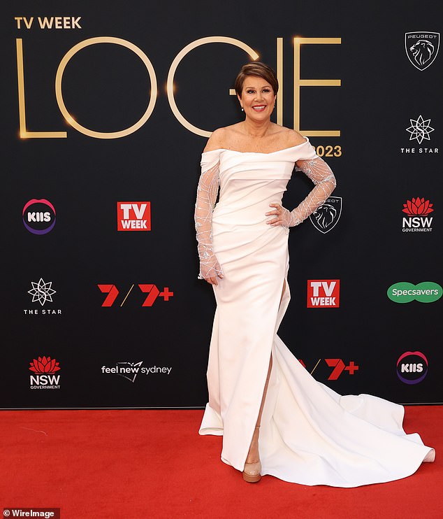 55-летняя Джулия, номинированная на премию Gold Logie, выглядела великолепно в платье без бретелек со смелым разрезом до бедра и прозрачными рукавами, расшитыми бисером.
