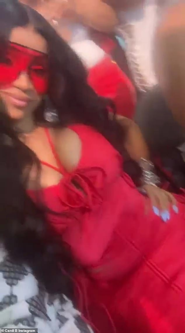 Горячо докрасна: несмотря на то, что она села в клипе, она сияла и поворачивала камеру вниз, чтобы показать свою фигуру в виде песочных часов и весь ансамбль.