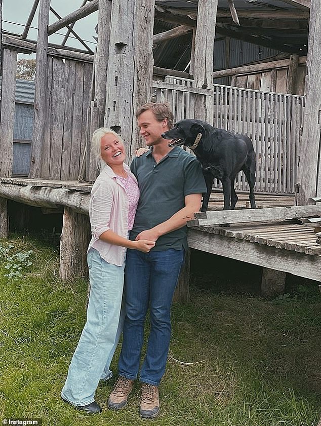 Мэтт и Оливия по-прежнему сильны.  Недавно она поделилась совместной фотографией пары на ферме с рабочей собакой и мило подписала ее: «Вечно улыбаюсь с тобой (и Невиллом)».