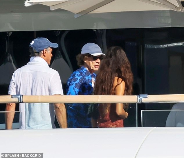 Дружелюбный: Мик поговорил с потрясающей брюнеткой на борту