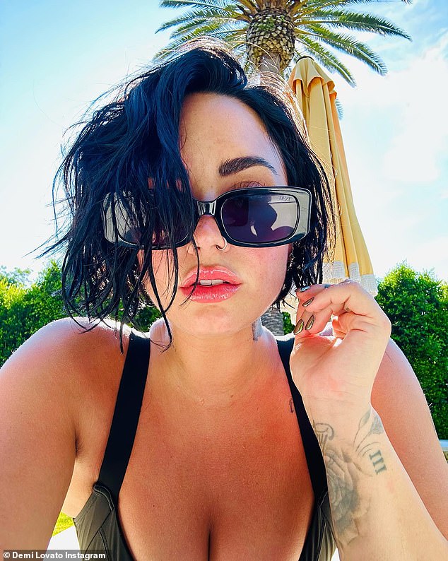 Оттенки: для последующего снимка Ловато сморщилась перед камерой и надела пару черных солнцезащитных очков.