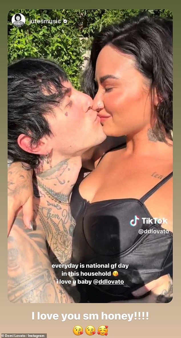 Demi x Jutes: Доказывая, что купальник является явным фаворитом, звезда социальных сетей также потрясла его, собирая КПК со своим кавалером Jutes в конце июля.
