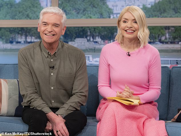 Боссы ITV решили не заменять 61-летнего Шофилда, и вместо этого г-жа Уиллоуби будет в центре программы с понедельника по четверг.  На фото: Холли и Фил 11 мая.