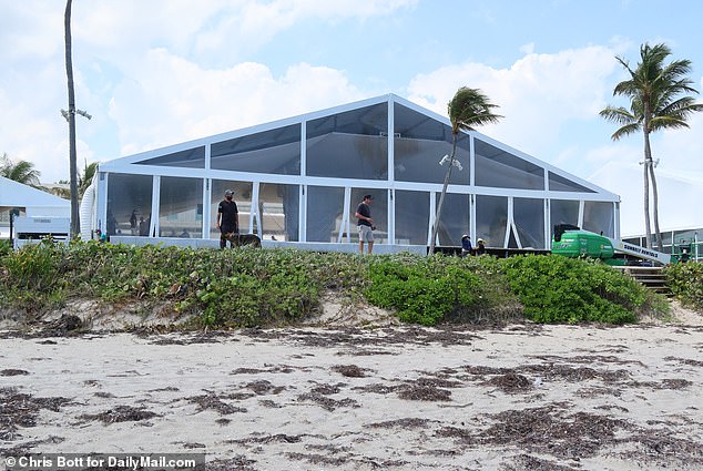 Свадьба состоялась в доме Пельтц площадью 44 000 квадратных футов в Палм-Бич.  Видно здесь охрана и шатры для празднования
