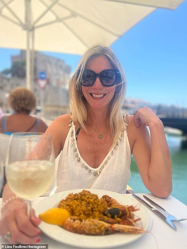 Поделившись праздничными фотографиями в Instagram, Лиза написала: «О, Менорка, я полностью влюблена в тебя!