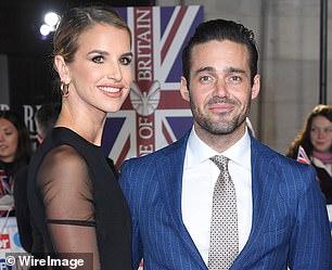 37-летняя модель Vogue Уильямс рассказала, что бывший муж звезды Made In Chelsea Спенсер Мэтьюз, 35 лет, жует пластик, чтобы укрепить линию подбородка.