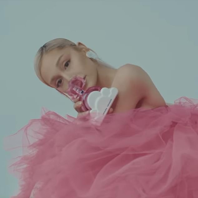 Новый аромат: 13 августа она выпустила новый аромат под названием Cloud Pink, и потребители смогут приобрести духи в магазинах Ulta Beauty.