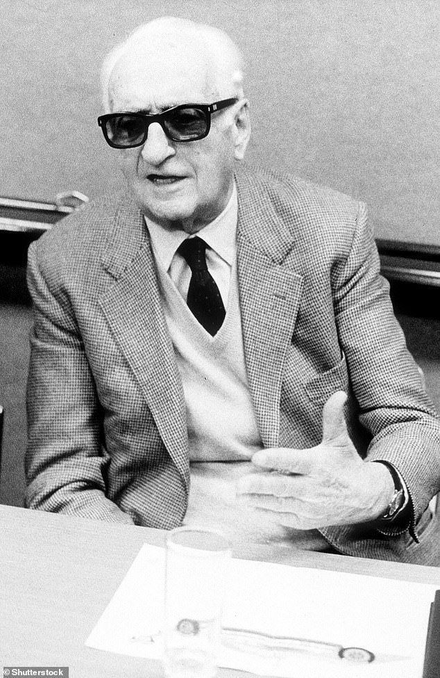 Человек за машиной: Энцо Феррари, 1982 год, во время деловой встречи.