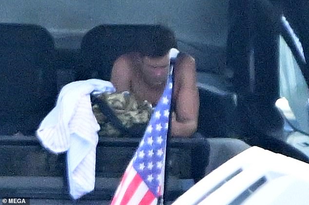 Sunkissed: красавчик немного позагорал на борту лодки