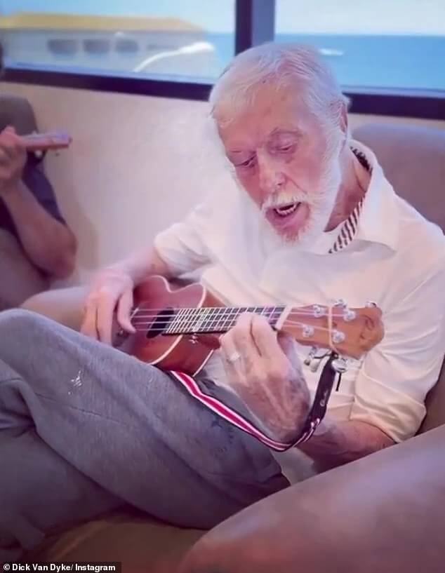 Дик Ван Дайк учится играть на гавайской гитаре в 97 лет! Фанаты хвалят значок на экране, когда он делится забавным видео с урока музыки: «Никогда не поздно начать что-то новое»