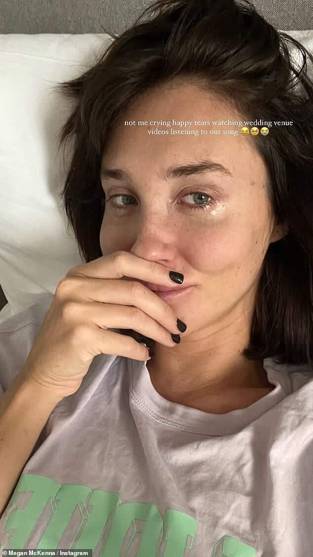 Увлекательно: 30-летняя Меган Маккенна «плакала от счастья», когда в четверг она стала эмоциональной перед свадьбой со своим женихом Оливером Берком.