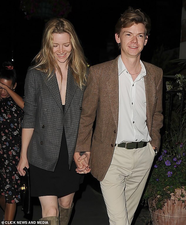 Романтика: Талула Райли упаковала вещи на КПК с невестой Томасом Броди Сангстером, когда они наслаждались ночью в пожарной части Чилтерна в Лондоне в субботу.