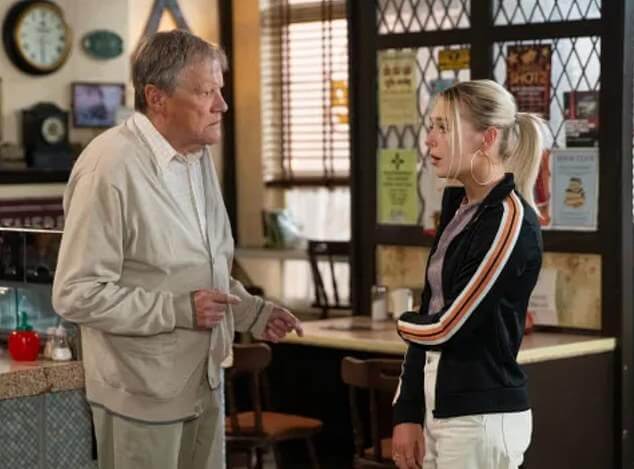 Шок: зрители Coronation Street хвалили Роя Кроппера (Дэвид Нилсон) за его идеальную реакцию, поскольку поврежденная Лорен Болтон (Кейт Фиттон) внезапно домогалась его во время эпизода в понедельник вечером.