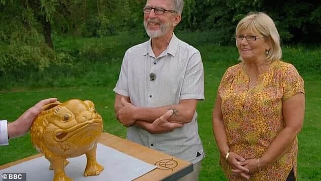 В шоке: в воскресенье зрители Antiques Roadshow были озадачены, когда владельцам «уродливого украшения в виде жабы» рассказали об истинной ценности их семейной реликвии.