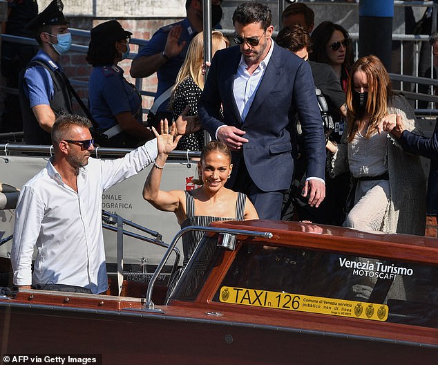 Venezia Turismo Motoscafi — одна из ведущих частных навигационных компаний Венеции, которая может похвастаться впечатляющим количеством знаменитостей, включая Дженнифер Лопес и Бена Аффлека (оба на снимке высаживаются с судна компании в сентябре 2021 года во время Венецианского кинофестиваля).
