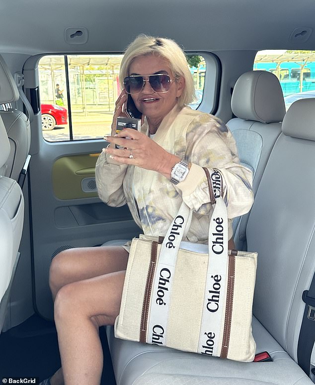 Мода: 49-летняя женщина надела кремовый пиджак и шорты в тон.