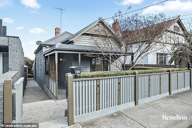 Объект Moonee Ponds, однофасадный дом из обшивки, был продан за 1,5 миллиона долларов перед запланированным на 9 сентября аукционом.