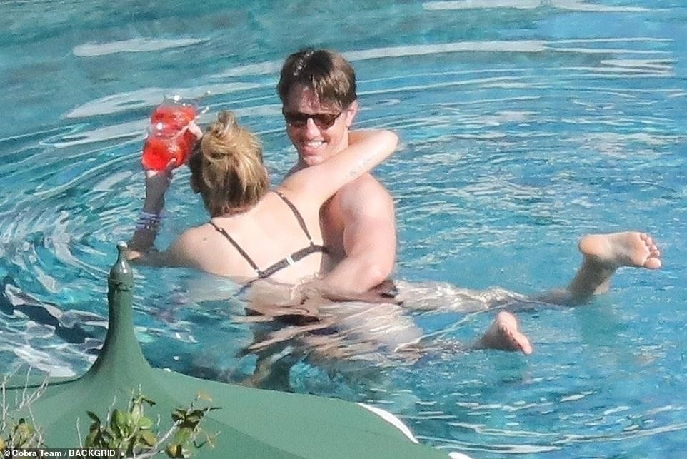 Урок плавания: он держал жену, глядя на ее зад;  оба эффектно не пролили напитки