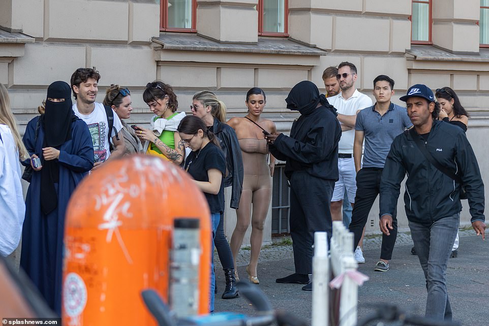 «Контролирует»: эксперт по языку тела Джуди Джеймс рассказала DailyMail.com ранее в этом месяце после анализа их взаимодействия, что Канье «доминирует и контролирует» Бьянку.