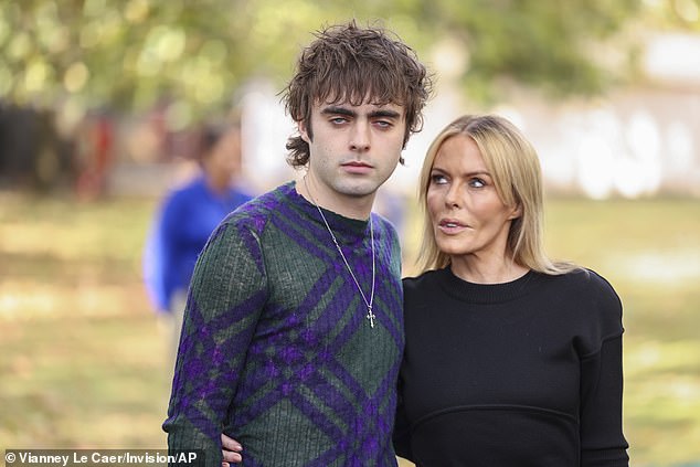 Остро: Леннон источал стиль Burberry, надев темно-зеленые брюки в клетку, пару зеленых ботинок и осенний джемпер для показа мод.