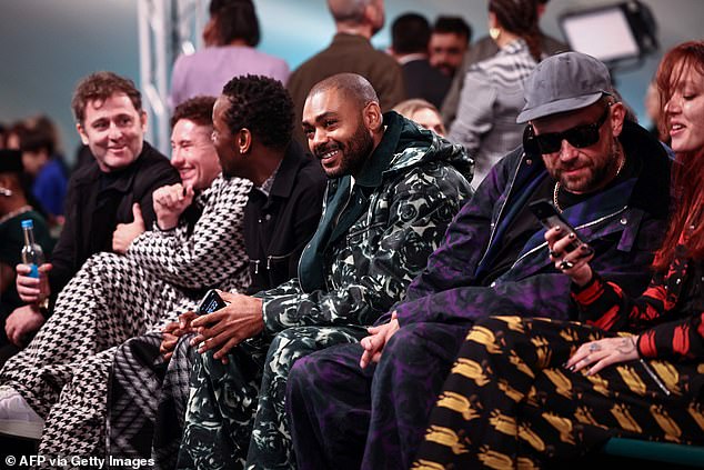Хорошо выглядит: звезда рэпера и Top Boy Кано выглядел стильно в черной куртке с рисунком и брюках.