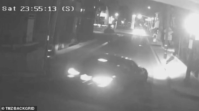 На диких кадрах видно, как машина выходит из-под контроля, врезается в стену, а затем медленно дает задний ход, прежде чем уехать.