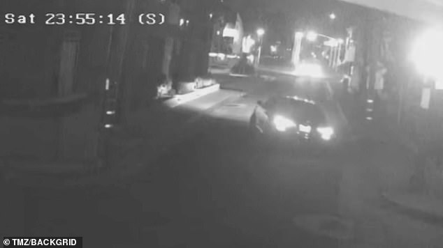 Оказалось, что водитель автомобиля едва не промахнулся мимо входной двери дома, а на кадрах видно, что поблизости не было свидетелей.