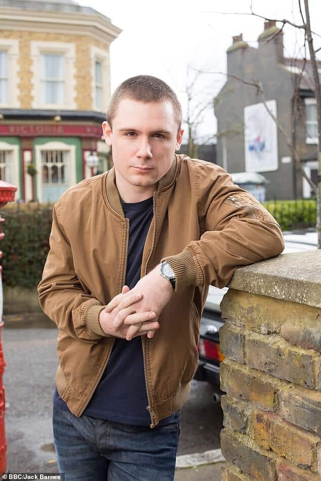 Убирайтесь из моего паба!  Дэнни Хэтчард, сыгравший Ли Картера (на фото) в EastEnders, говорит, что ему не разрешили войти в бар Челтнема после предыдущей конфронтации со швейцаром.