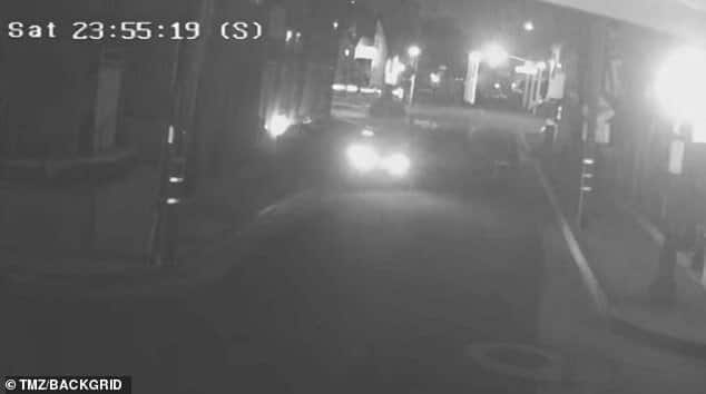 Видно, как Бидор мчится за угол жилой улицы Ньюпорт-Бич, штат Калифорния, прежде чем врезаться в соседний дом, видимо, неправильно рассчитал поворот.