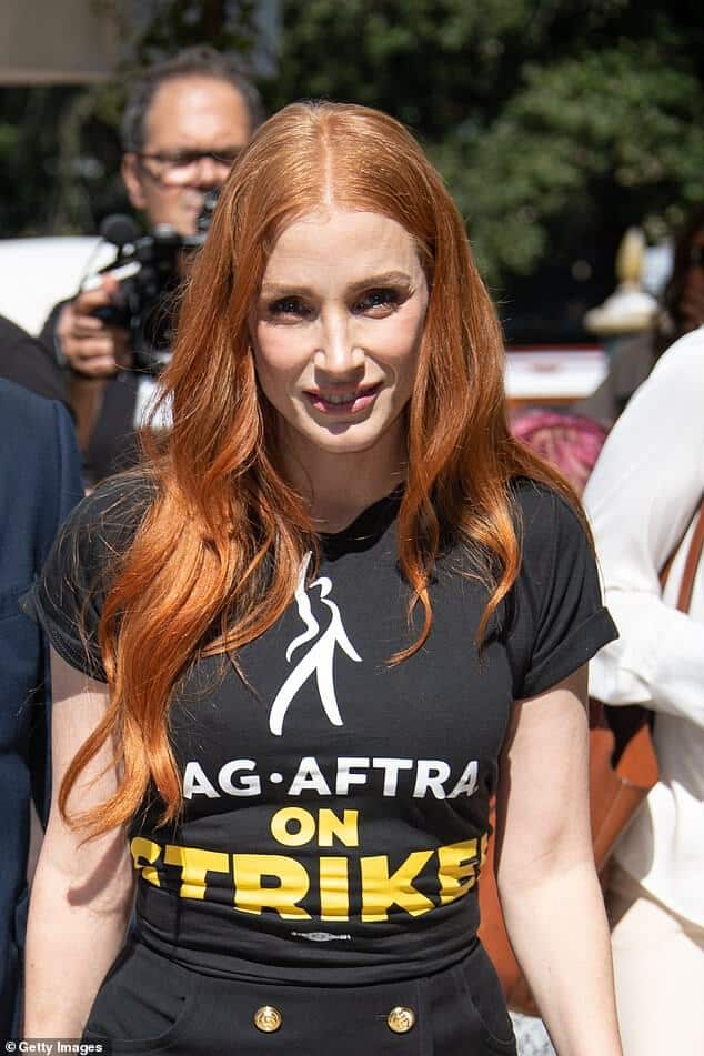 Жирно: Джессика Честейн продемонстрировала свою поддержку забастовок SAG-AFTRA во время Венецианского кинофестиваля, надев футболку с логотипом протеста.