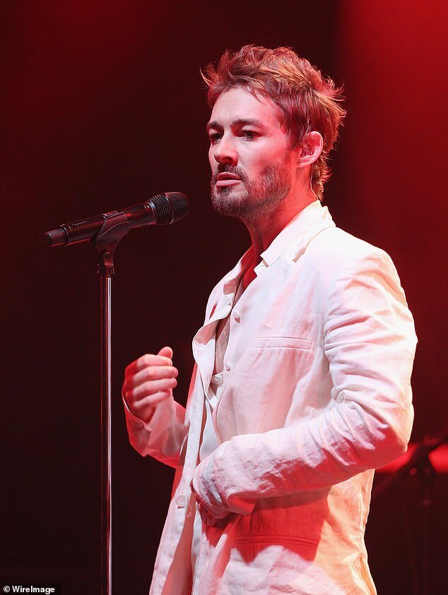 Фронтмен Silverchair Дэниел Джонс возглавил дань уважения молодым музыкантам из Ньюкасла перед сбором средств в The Newy в воскресенье.  На фото
