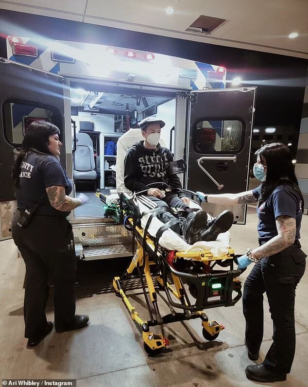 Фронтмен Sum 41 Дерик Уибли, 43 года, был госпитализирован с пневмонией, сообщила его жена Ариана Купер Уибли в Instagram в пятницу.