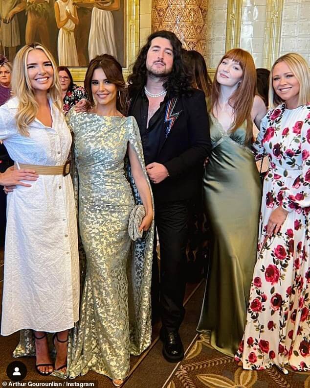 Снова вместе: Шерил воссоединилась со своими коллегами по группе Girls Aloud Кимберли Уолш, Надин Койл и Николой Робертс, когда они присутствовали на звездной свадьбе друга по связям с общественностью Саймона Джонса.