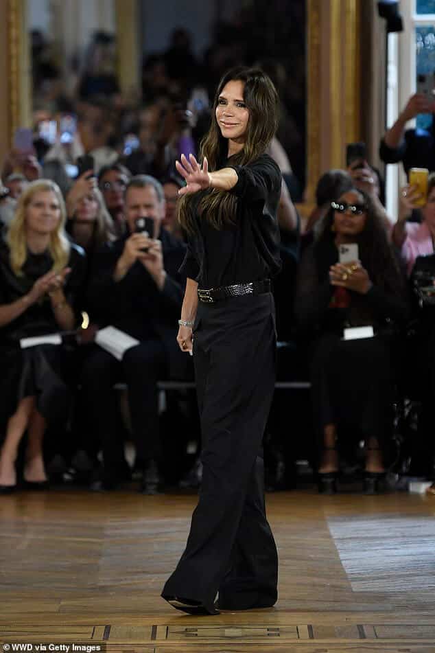 Виктория Бекхэм на подиуме Victoria Beckham Ready To Wear Spring 2024, 29 сентября 2023 года в Париже, Франция.