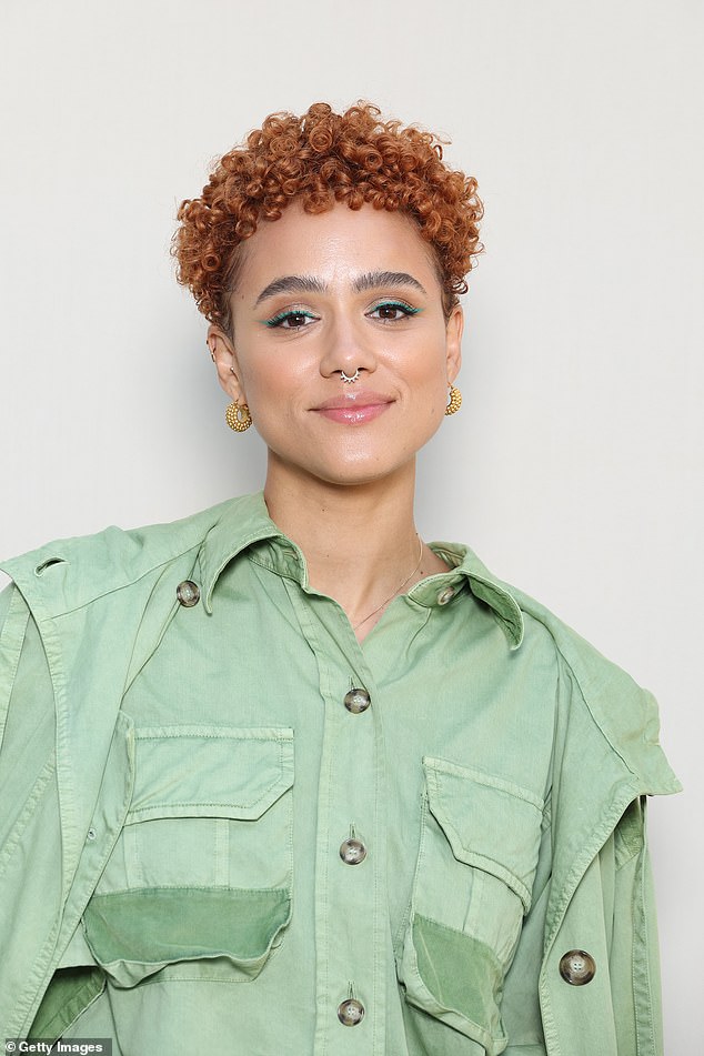 Ух ты!  Потрясающая звезда «Игры престолов» Натали Эммануэль выглядела невероятно в шикарном тройке цвета хаки с рубашкой под свободной курткой.