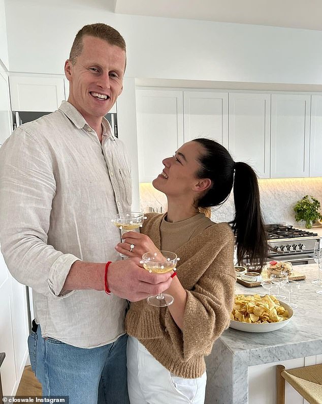 AFL WAG отправилась в Instagram, чтобы объявить радостную новость, сопровождаемую серией милых фотографий, в том числе очаровательным снимком обнимающейся влюбленной пары.