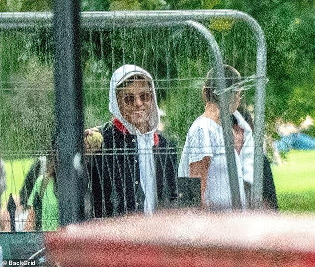 Лоуки: Он пытался остаться незамеченным, пряча глаза за солнцезащитными очками и надев кремовую бейсболку.