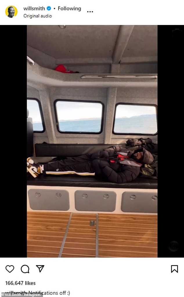 Звезду видели катающимся на лодке через несколько дней после того, как его 25-летняя 52-летняя жена публично рассказала об их семейном отчуждении.
