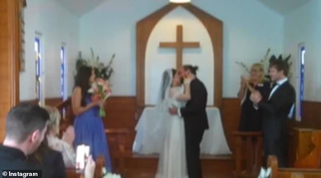 Пара, которая обручилась только в августе, удивила поклонников, когда объявила радостную новость в социальных сетях.