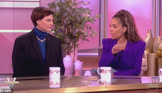 Линда появилась в выпуске The View в четверг и поговорила с ведущими, включая Санни Хостин (справа).