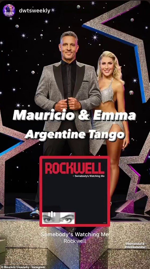 Танго: Маурисио и 34-летняя партнерша DWTS Эмма Слейтер должны были исполнить танго во время соревнований во вторник.  Они опровергли слухи, что их отношения стали романтическими после того, как появились фотографии, на которых они держатся за руки.