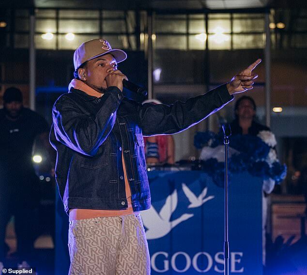 Chance the Rapper удивил светскую жизнь Сиднея, отыграв мини-концерт на эксклюзивной вечеринке в пятницу.  На фото