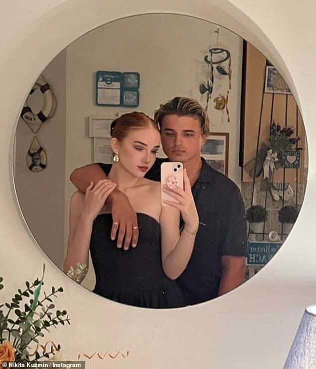 Уютно: Никита Кузьмин из Strictly Come Dancing наконец подтвердил свой роман с Лорен Джейн в серии любовных снимков