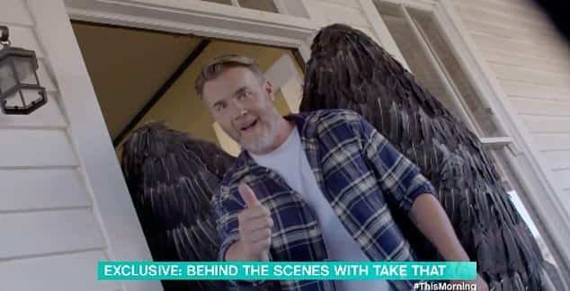 Возвращаясь к этому: Take That заглянули за кулисы съемок музыкального клипа на свою новую песню Windows (на фото Гэри Барлоу).