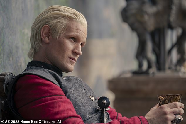 Это хит!  Премьера первого сезона из 10 серий «Дома Дракона» состоялась 21 августа 2022 года и получила высокие рейтинги, собрав колоссальные 10 миллионов зрителей (на фото Мэтт Смит).